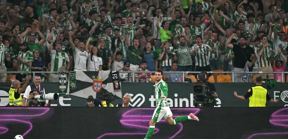 Jugador de Real Betis celebrando con aficionados en el estadio