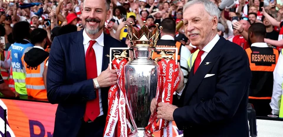 Directores sosteniendo el trofeo de la Premier League