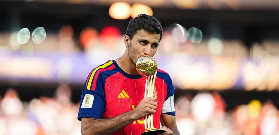 Jugador besando el trofeo de la Copa Mundial