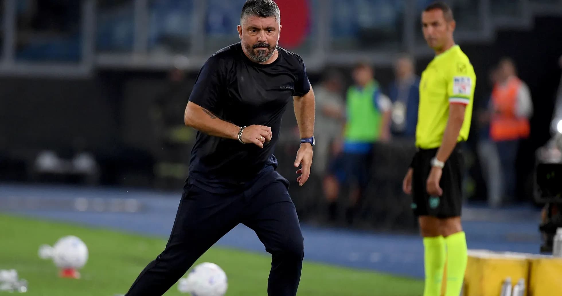Entrenador corriendo durante el partido en el banquillo