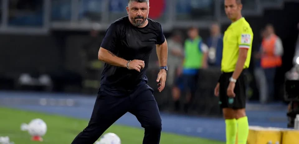 Entrenador corriendo durante el partido en el banquillo