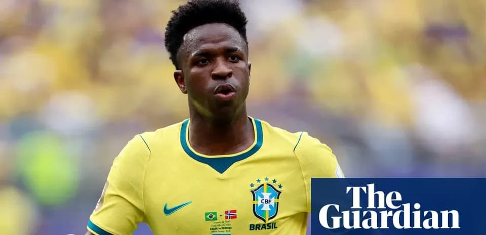 Jugador de Brasil con camiseta amarilla en el campo