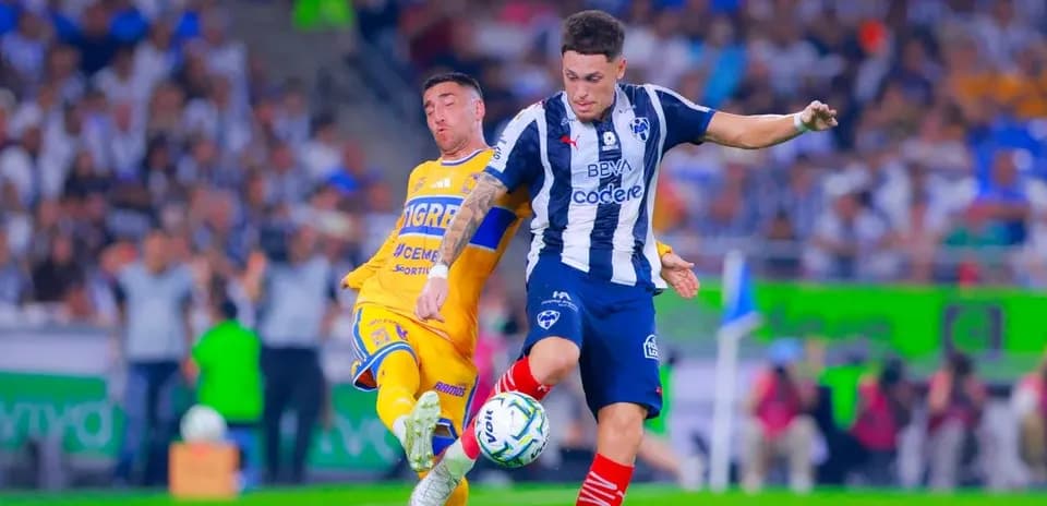 Jugadores de Monterrey y Tigres compitiendo por el balón