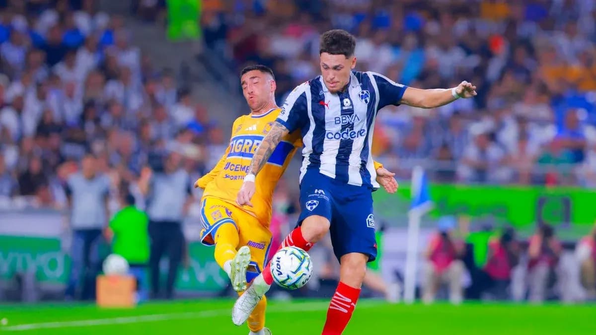 Jugadores de Monterrey y Tigres compitiendo por el balón
