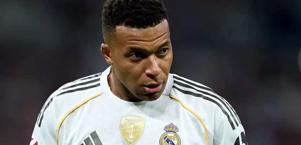 Jugador de fútbol en uniforme de Real Madrid