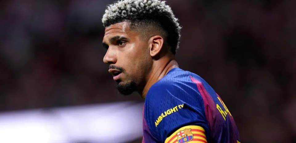 Jugador de Barcelona con camiseta y cinta de capitán