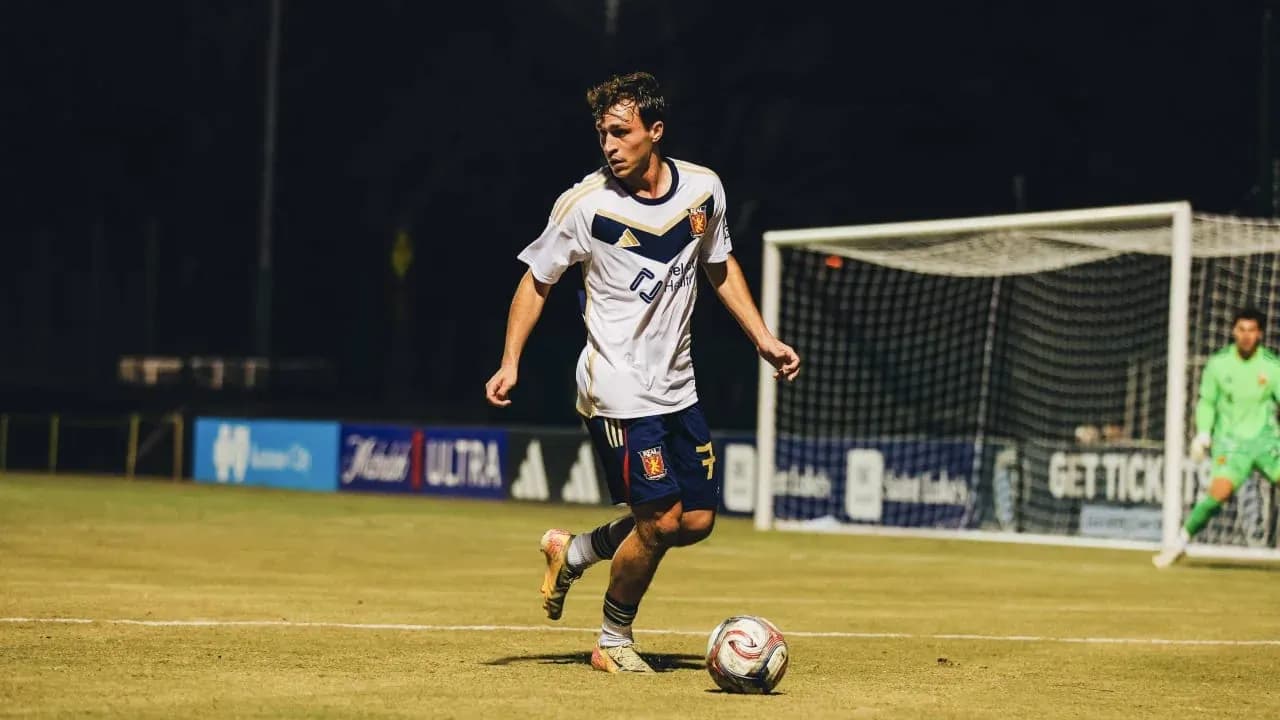 Jugador de Real Monarchs en acción