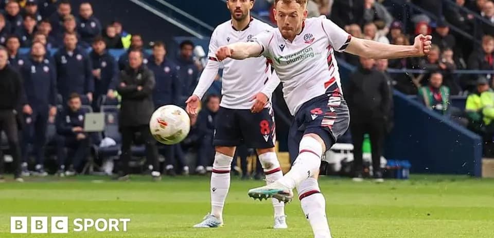 Jugador de Bolton realizando un tiro durante el partido