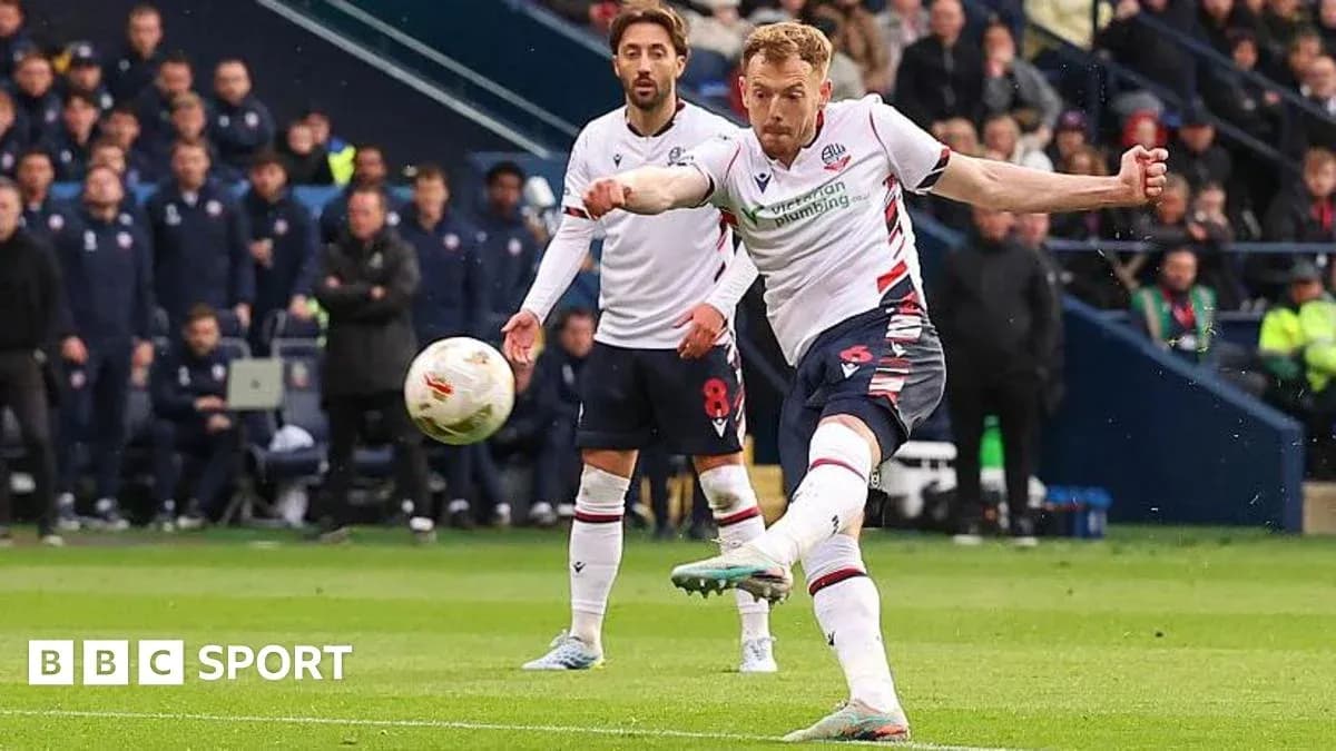 Jugador de Bolton realizando un tiro durante el partido