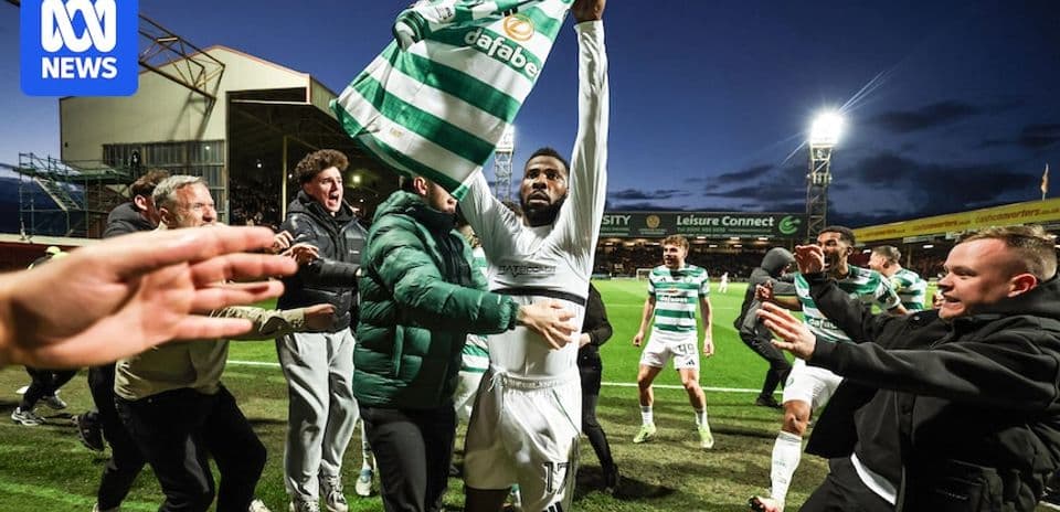 Jugador de Celtic levantando camiseta con aficionados