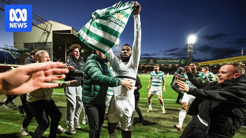 Jugador de Celtic levantando camiseta con aficionados