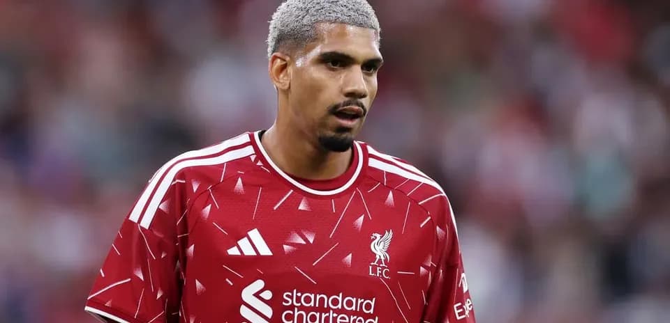 Jugador de Liverpool con camiseta roja durante el partido