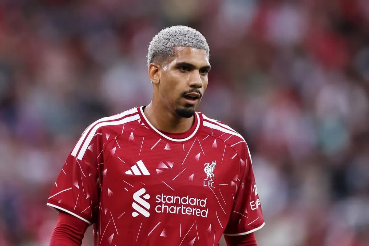 Jugador de Liverpool con camiseta roja durante el partido