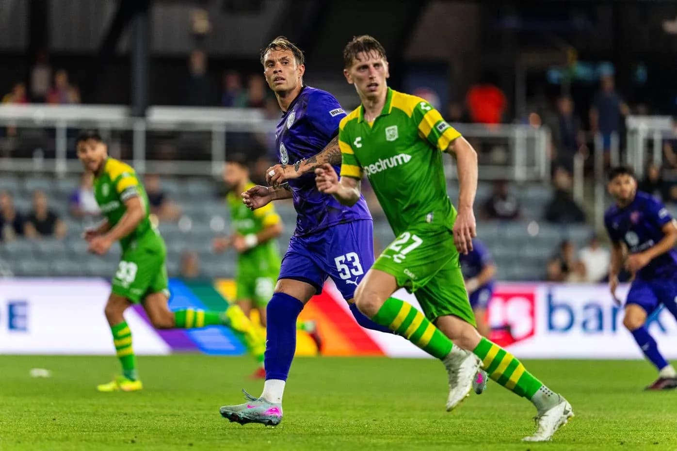 Jugadores de Louisville City y Tampa Bay Rowdies