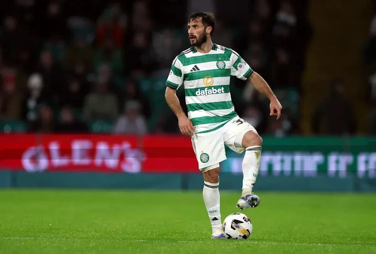 Jugador de Celtic controlando el balón en el campo