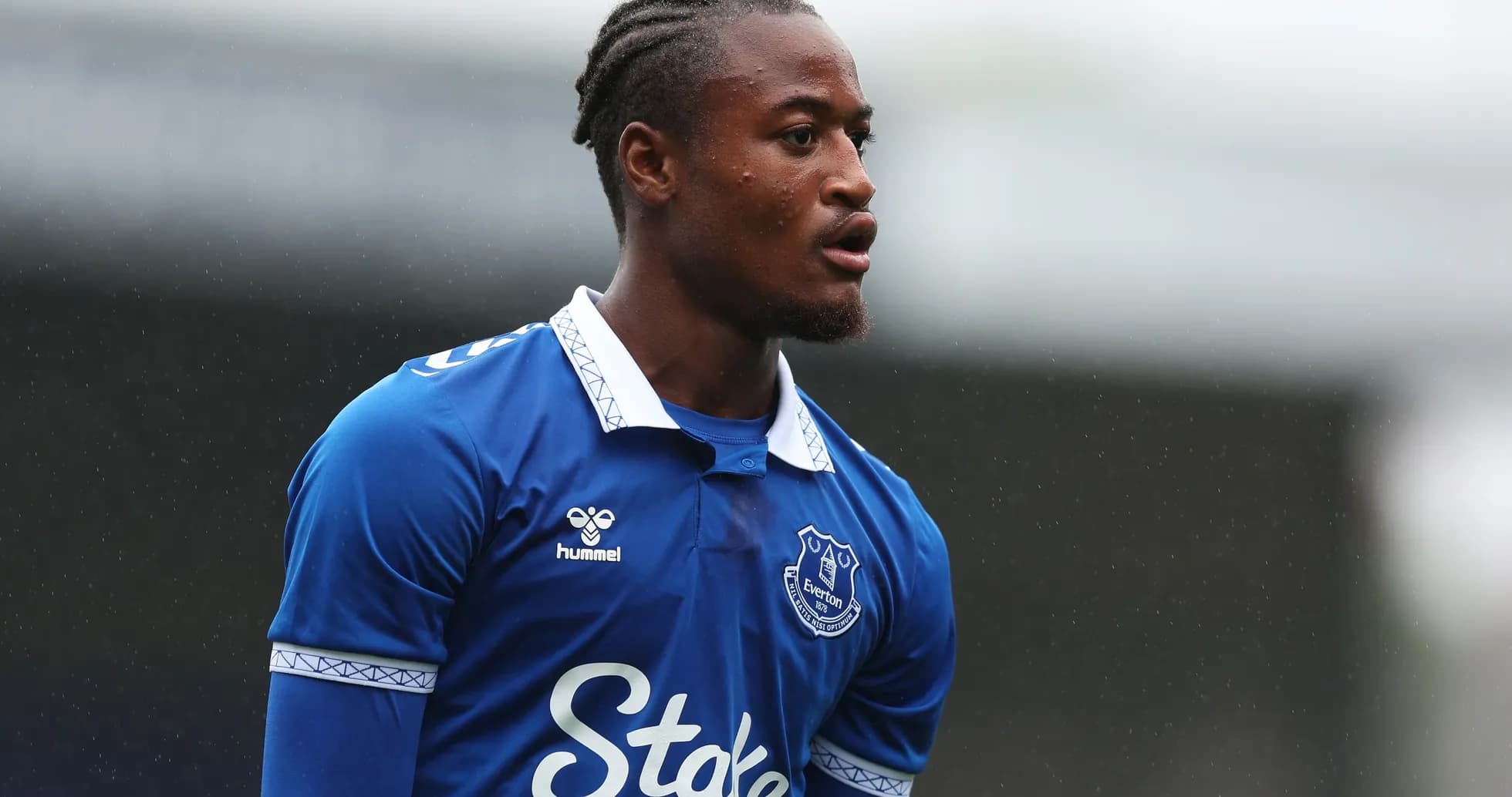 Jugador de Everton en uniforme azul durante el partido