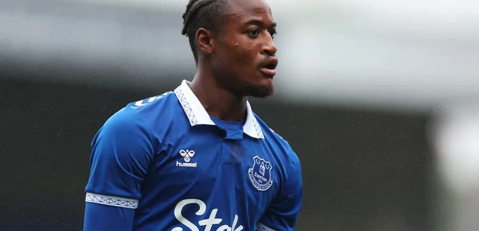 Jugador de Everton en uniforme azul durante el partido