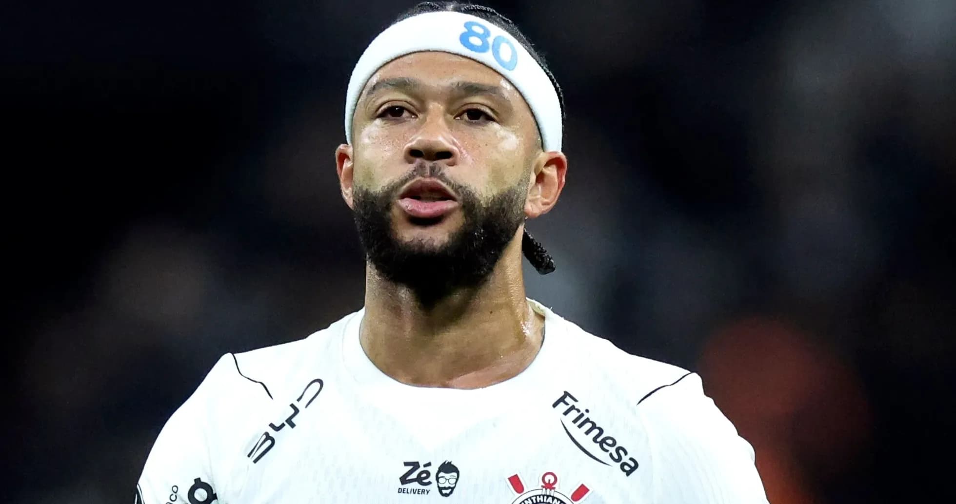 Jugador de fútbol con camiseta blanca durante partido
