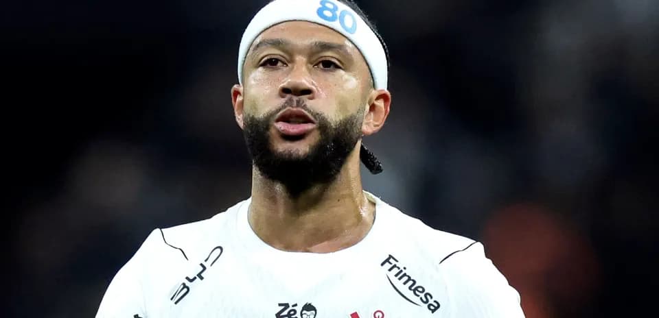 Jugador de fútbol con camiseta blanca durante partido
