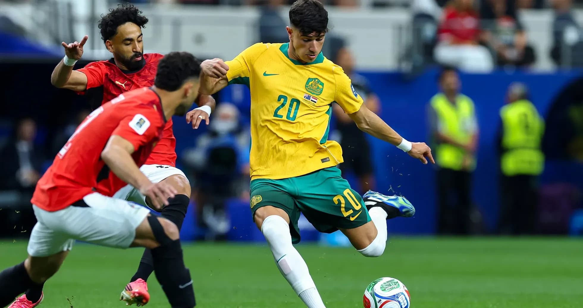 Jugador australiano disparando a portería