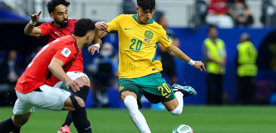 Jugador australiano disparando a portería