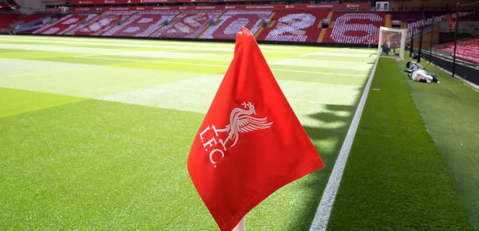 Bandera de esquina de Liverpool en el estadio