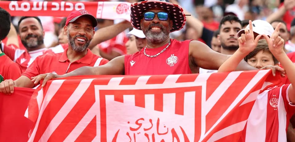 Aficionados con banderas animando en el estadio