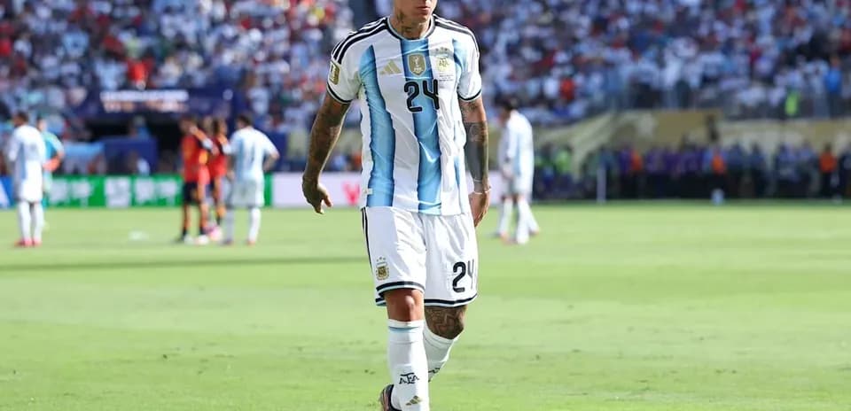 Jugador de Argentina caminando en el campo de juego