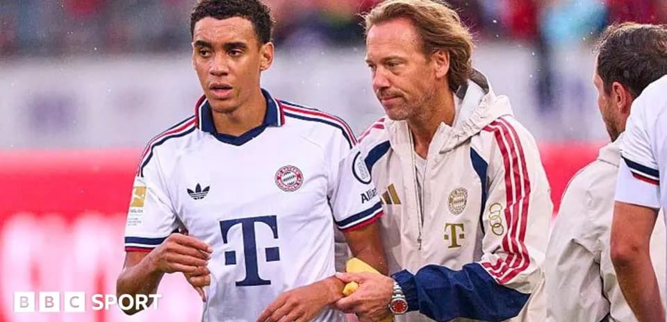 Jugador de Bayern Munich siendo atendido por el personal