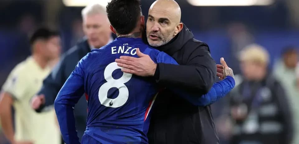 Jugador abrazando a entrenador después del partido