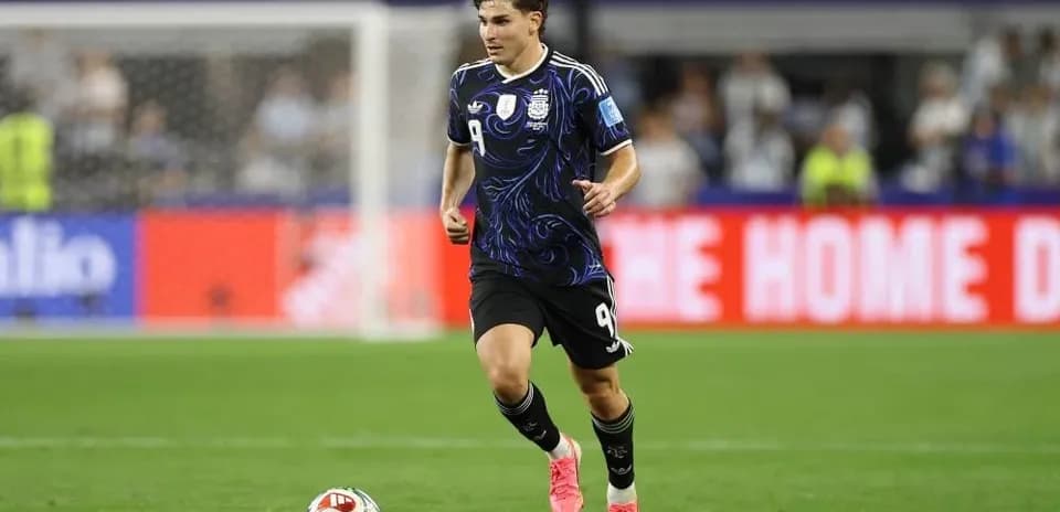 Jugador corriendo con balón durante el partido