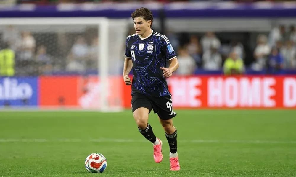 Jugador corriendo con balón durante el partido