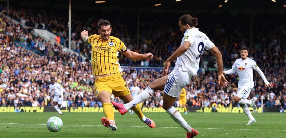 Jugador de Brighton deslizándose para interceptar el balón