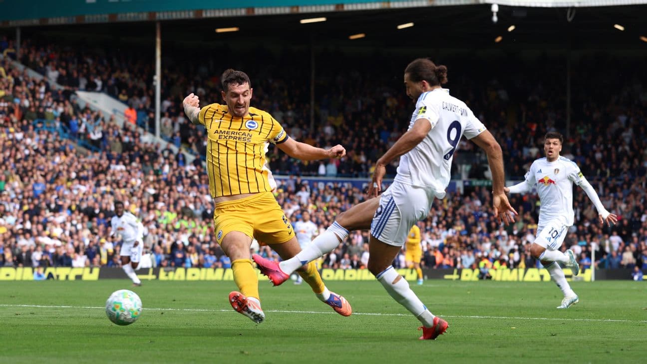 Jugador de Brighton deslizándose para interceptar el balón
