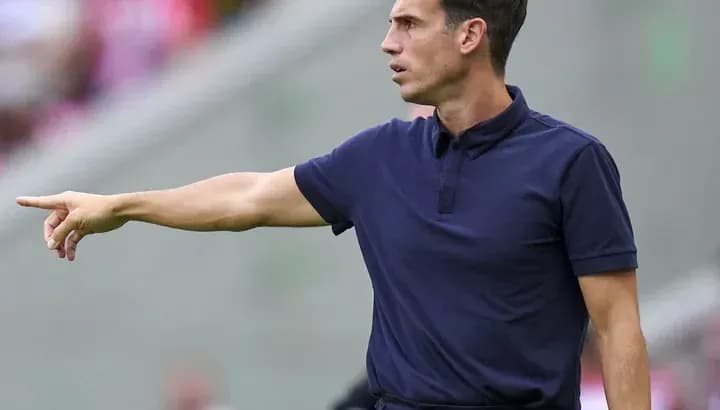 Entrenador dirigiendo desde la línea de banda