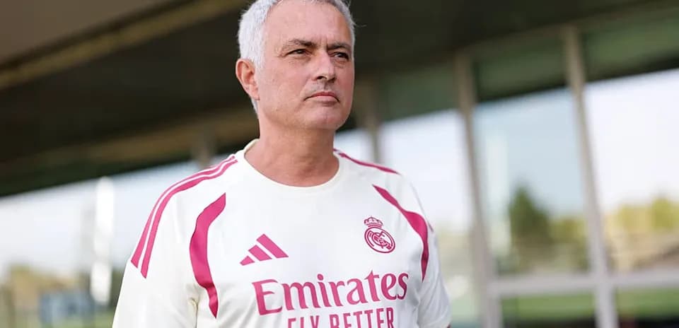 Entrenador de fútbol en camiseta del Real Madrid