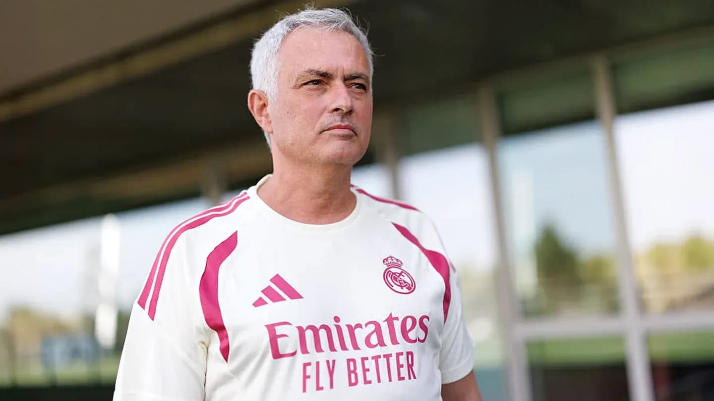 Entrenador de fútbol en camiseta del Real Madrid