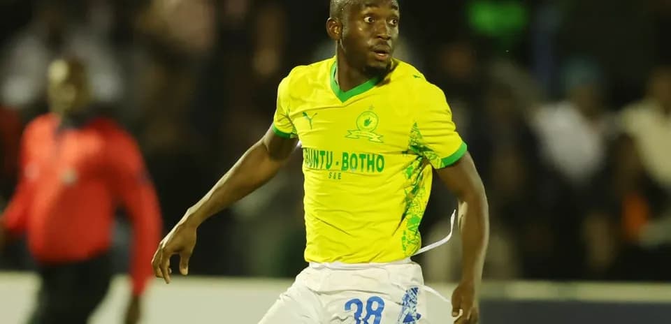 Jugador de fútbol corriendo en camiseta amarilla