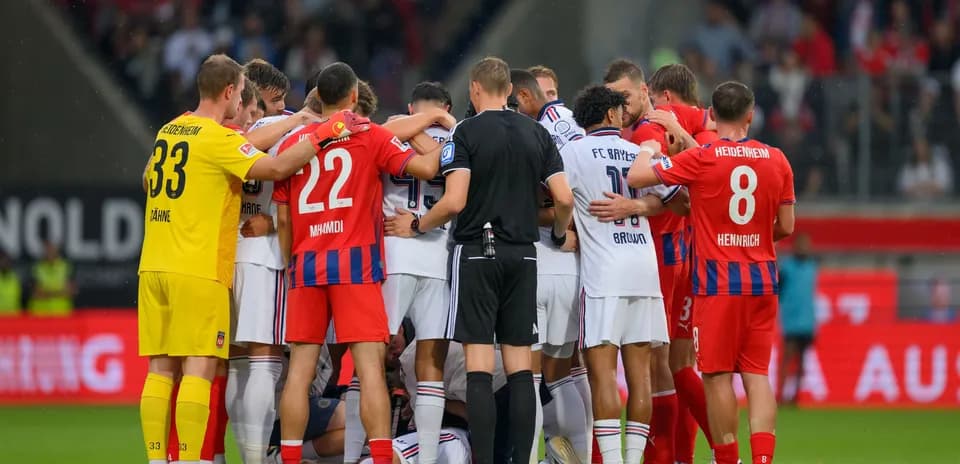 Jugadores de equipos en círculo durante una discusión