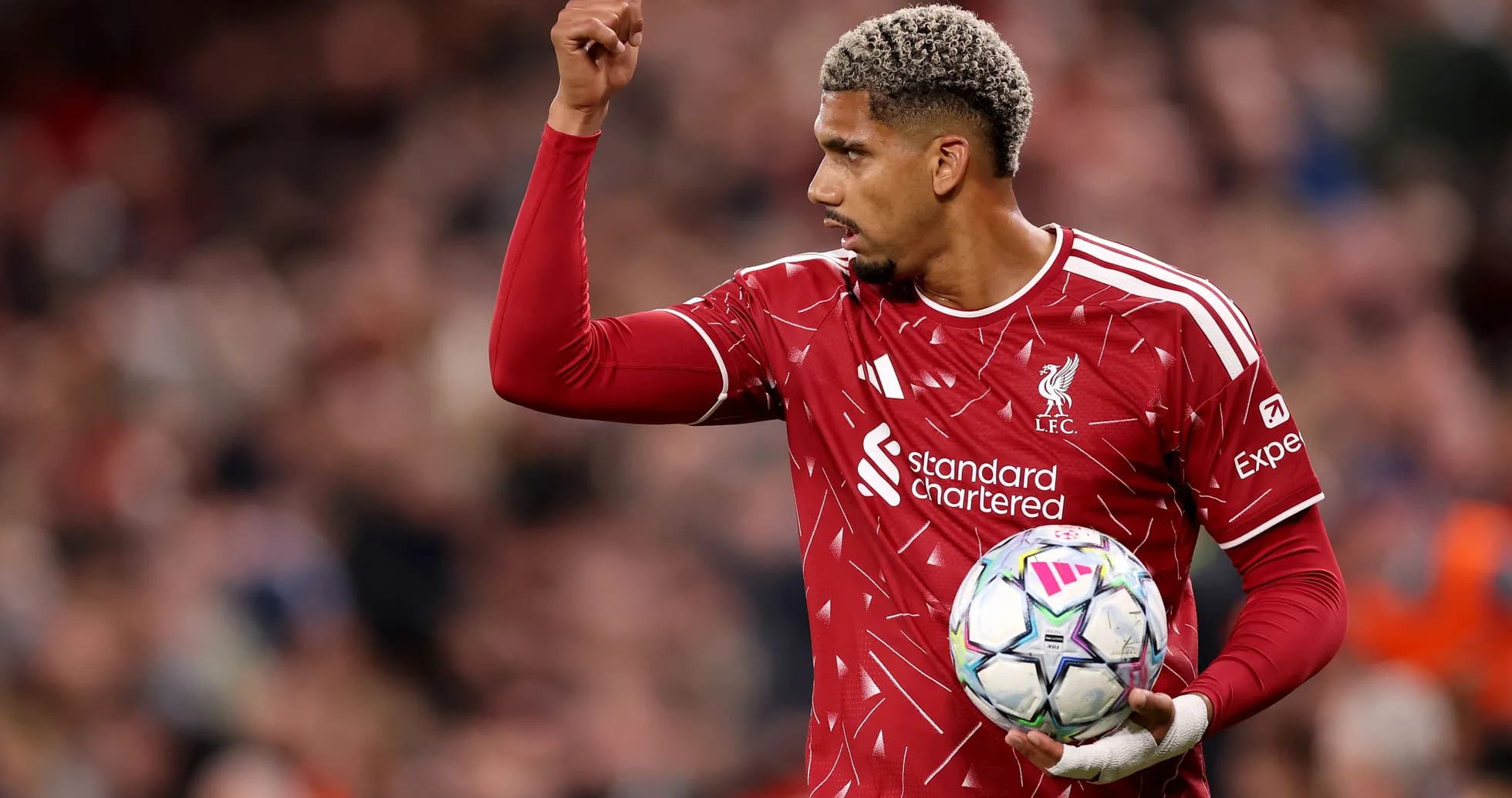 Jugador de Liverpool sosteniendo el balón en el campo