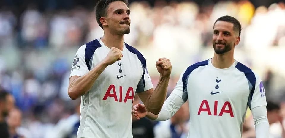 Jugadores de Tottenham celebrando en el estadio