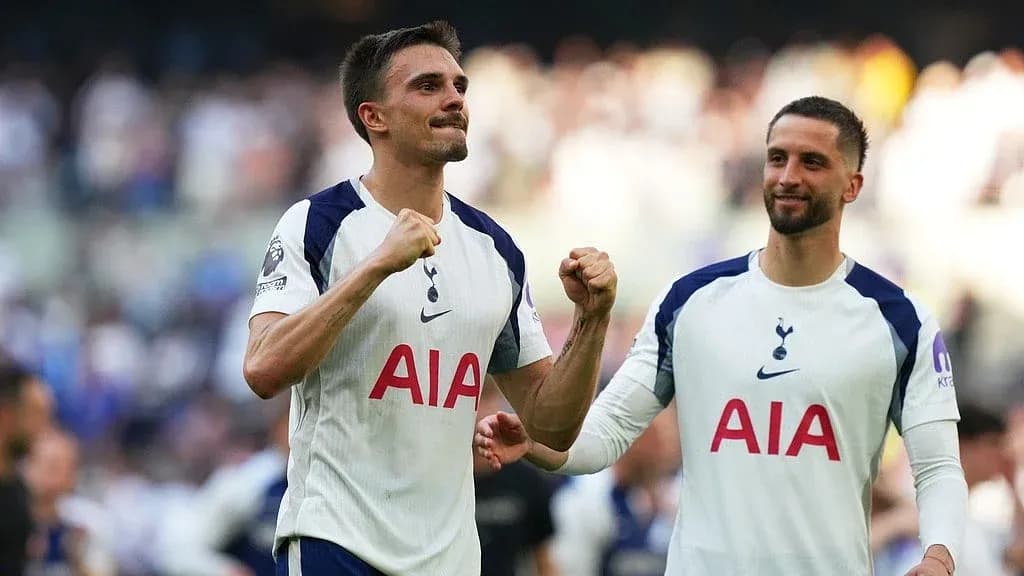 Jugadores de Tottenham celebrando en el estadio
