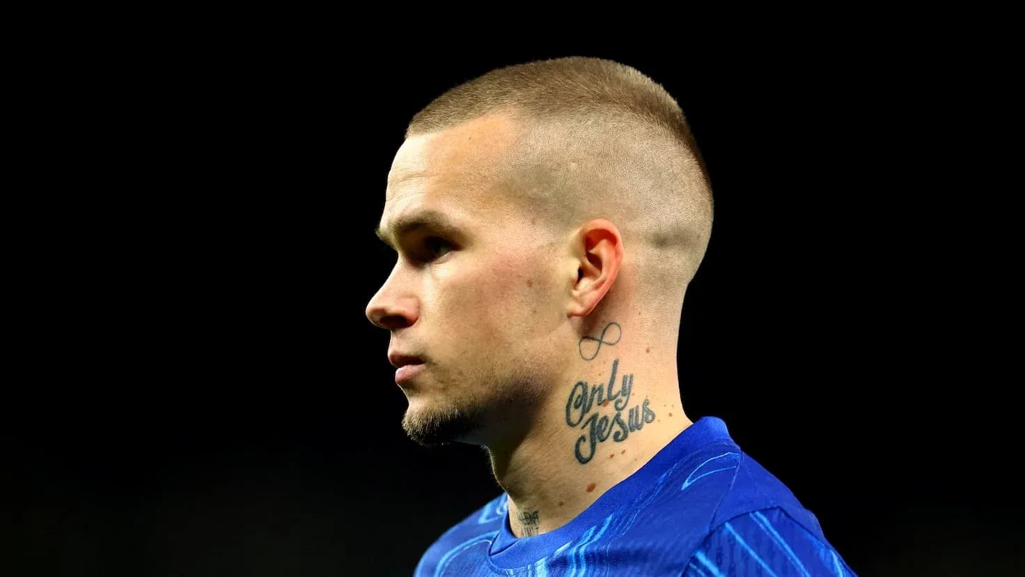 Jugador de fútbol en camiseta azul, perfil lateral