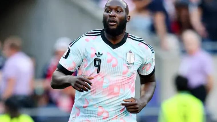 Jugador corriendo en uniforme de Bélgica durante el partido