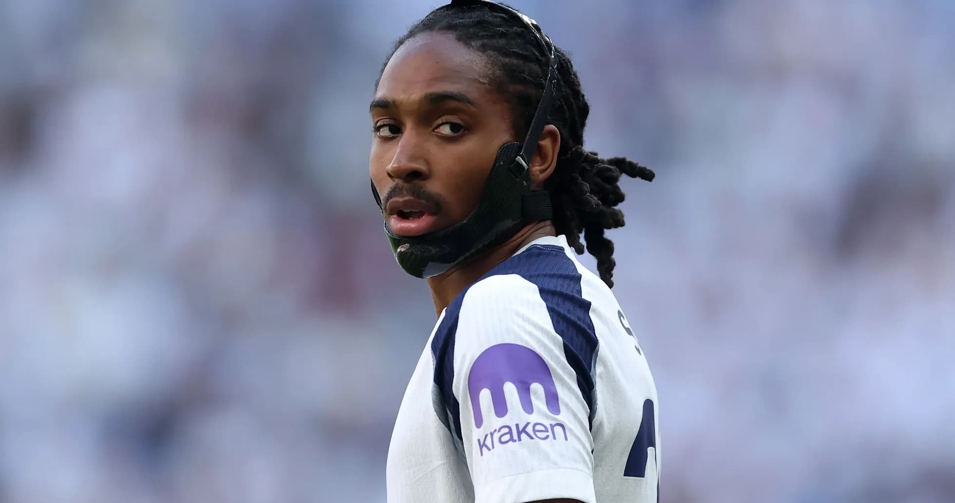 Jugador con máscara durante partido de fútbol