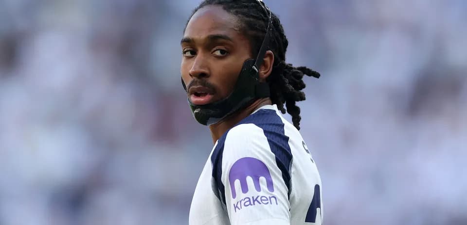 Jugador con máscara durante partido de fútbol