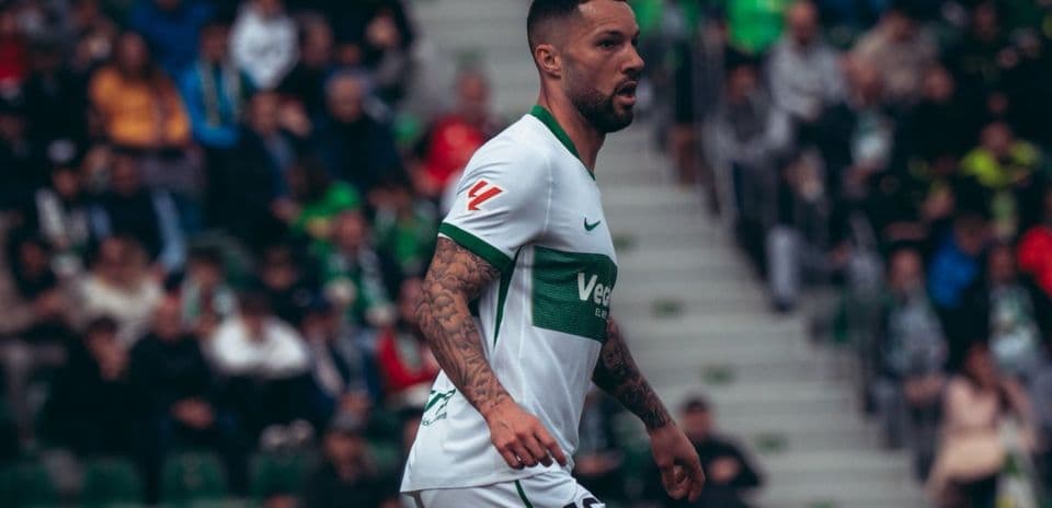 Jugador de Elche en acción durante el partido