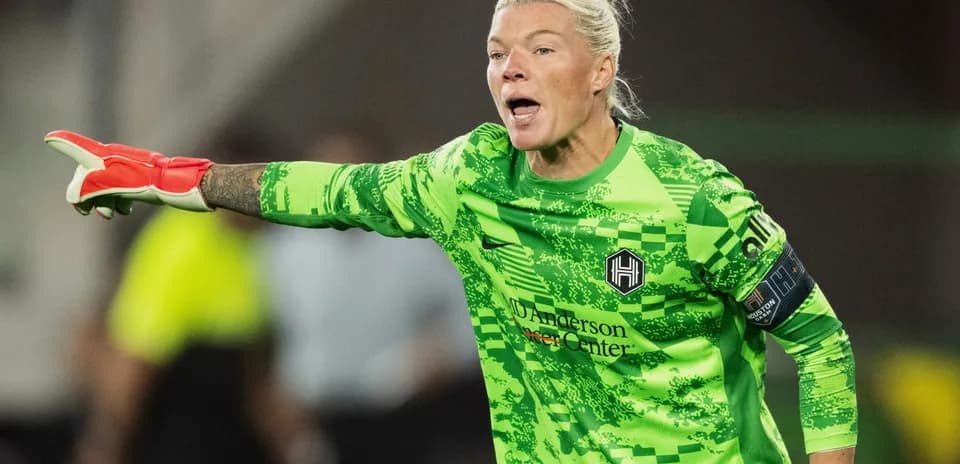 Portera dirigiendo a su equipo en el partido