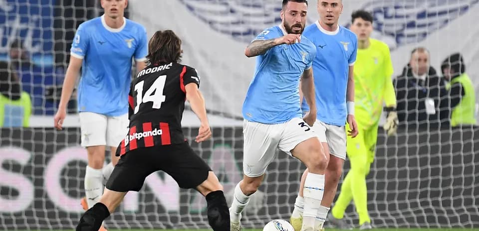 Lazio atacando con balón en el partido