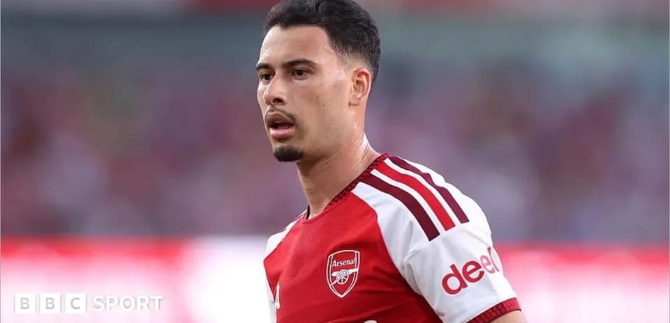 Jugador de Arsenal durante un partido en el campo